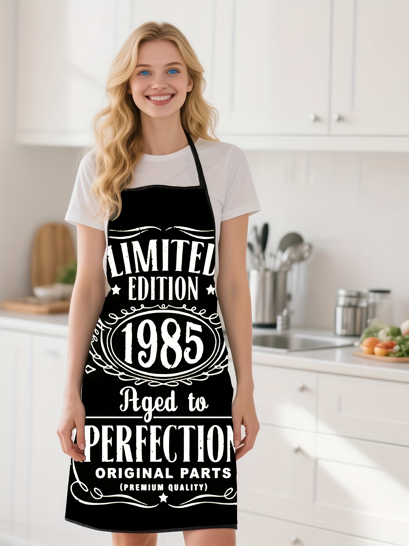 Kitchen Baking Background - '1985' 디자인의 검은색 배경 주방 앞치마,